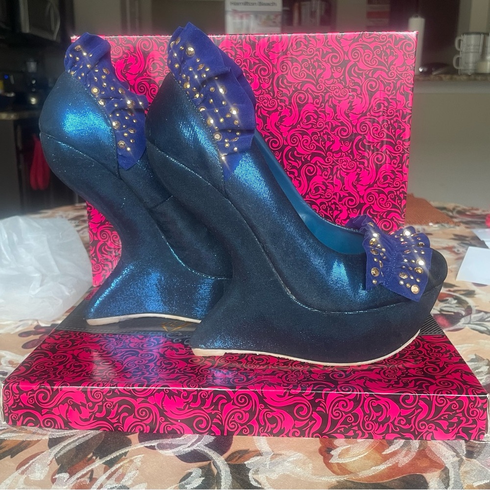 Size 8.5 Preowned Blue designer women shoe - Mochi Brand